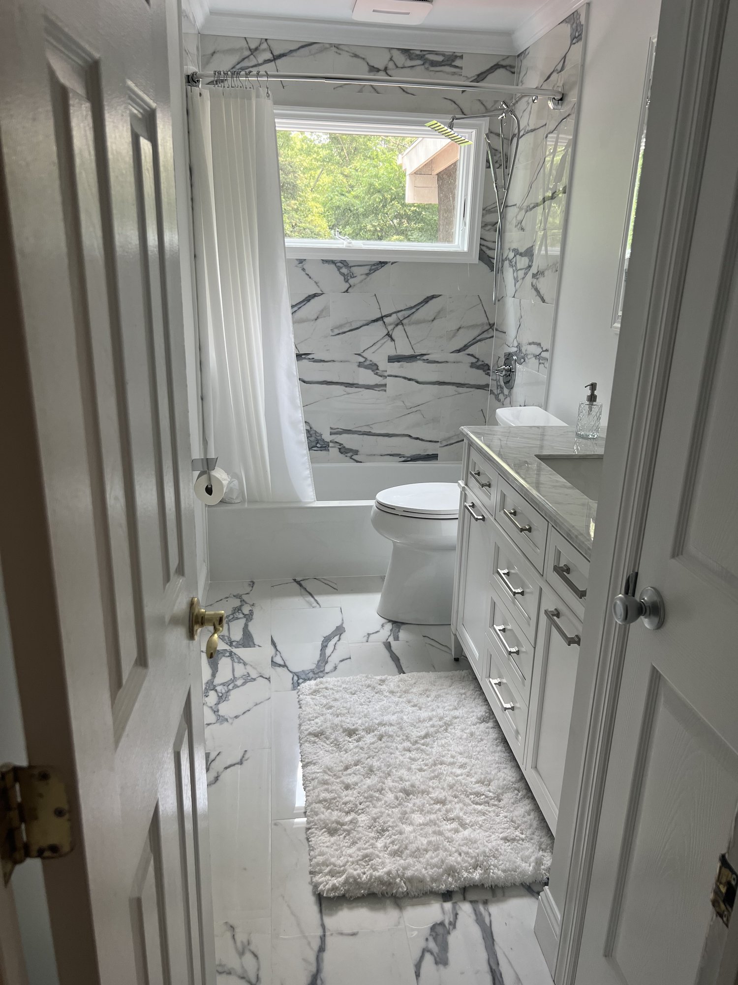 Moderno renovirano kupatilo sa walk-in tuš kabinom